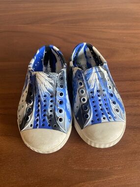 Native Shoes Kids Blue and Black Marble Slip-Ons